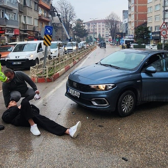 Bursa'da otomobille çarpışan motosiklet sürücüsü yaralandı