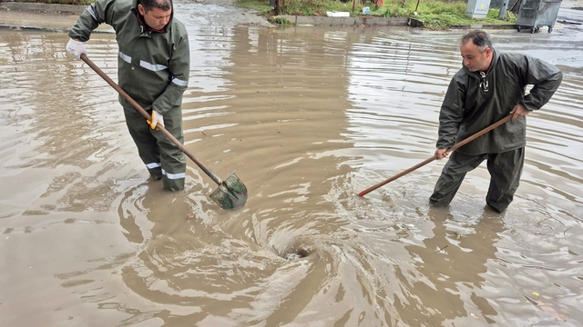 Menteşe Belediye ekipleri su baskınlarına müdahale ediyor