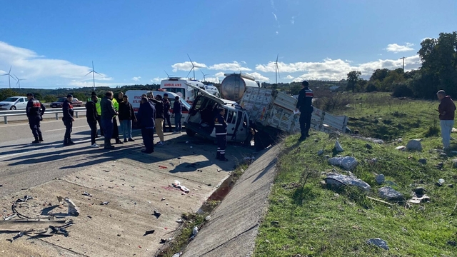Hafif ticari araç, kamyonete çarptı; 2'si ağır 5 yaralı