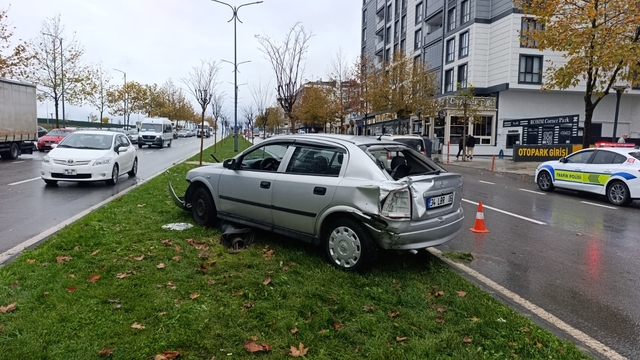 Tekirdağ'da otomobil ile pikabın çarpıştığı kazada 3 kişi yaralandı