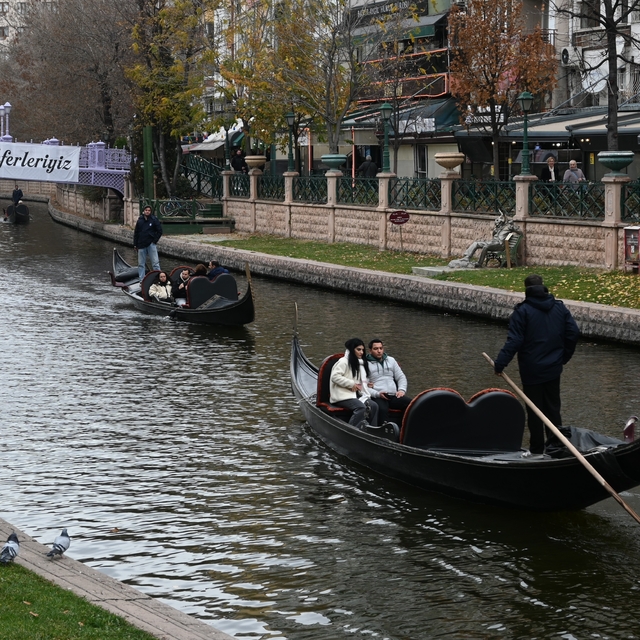 Eskişehir'de soğuk havaya rağmen gondol keyfi yaptılar
Turistler Porsuk Çay...