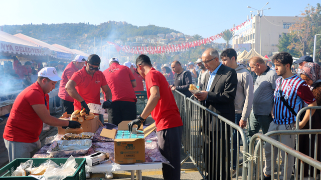 Festivalde ekmek arası hamsi kuyruğu