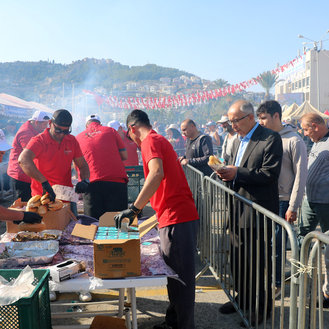 Festivalde ekmek arası hamsi kuyruğu
