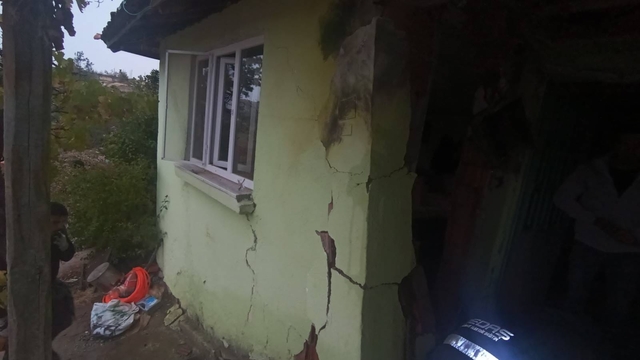 Uşak'ta yıldırım düşen evde hasar oluştu