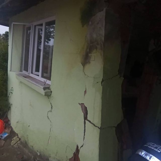 Uşak'ta yıldırım düşen evde hasar oluştu