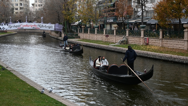 Eskişehir'de soğuk havaya rağmen gondol keyfi yaptılar
Turistler Porsuk Çayı'na akın etti