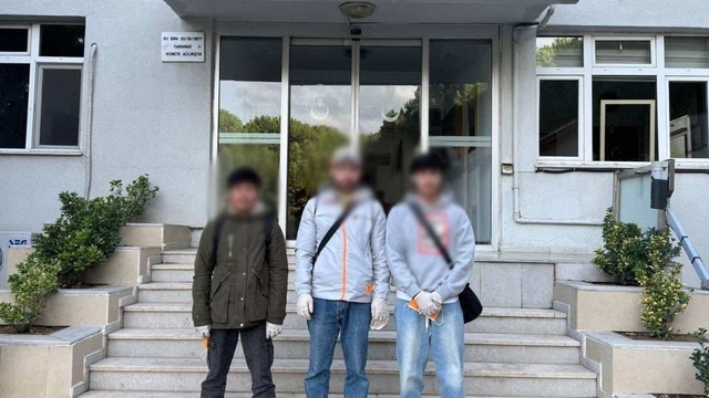 Çanakkale'de jandarmadan göçmen kaçakçılığı operasyonu: 3 organizatör ile 27 kaçak göçmen yakalandı