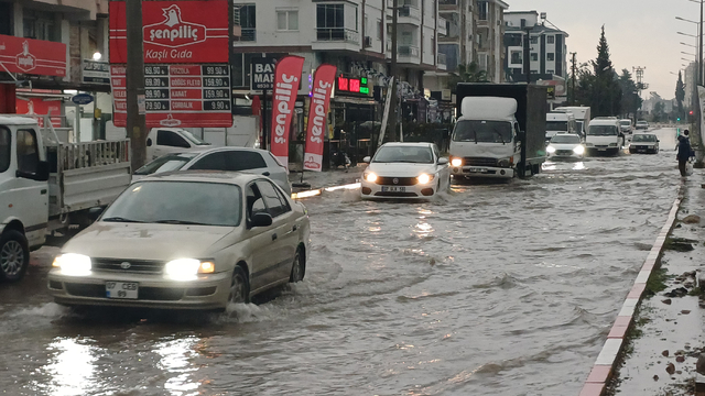 Antalya'da şiddetli yağış; yollar göle döndü