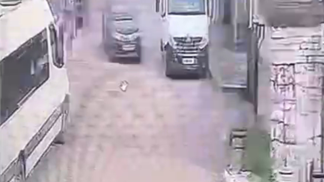 El freni çekilmeyen otomobil, bahçe duvarına çarptı