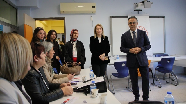 Hayat boyu öğrenmede yeni yol haritası
İzmir'de 'vizyoner' çalıştay gerçekleştirildi