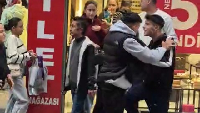 Sokak ortasında tekmeli, yumruklu kavga kamerada