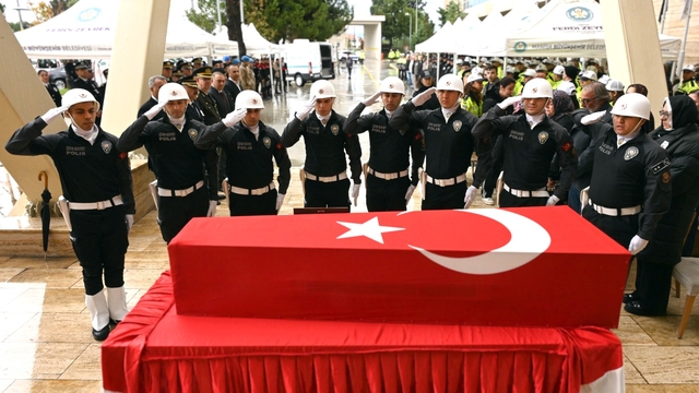 GÜNCELLEME - Manisa'da ekip aracının tıra çarpması sonucu yaralanan polis hastanede şehit oldu