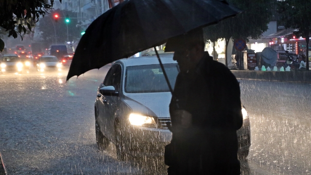 Sarı alarm ile uyarılan Antalya'da sağanak etkisini gösteriyor
Yollar suyla doldu, araç sürücüleri ve yayalar zor anlar yaşadı