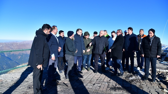 Vali Yıldırım, yangın sonucu kullanılamaz hale gelen Kırklar Mescidi'nde incelemelerde bulundu