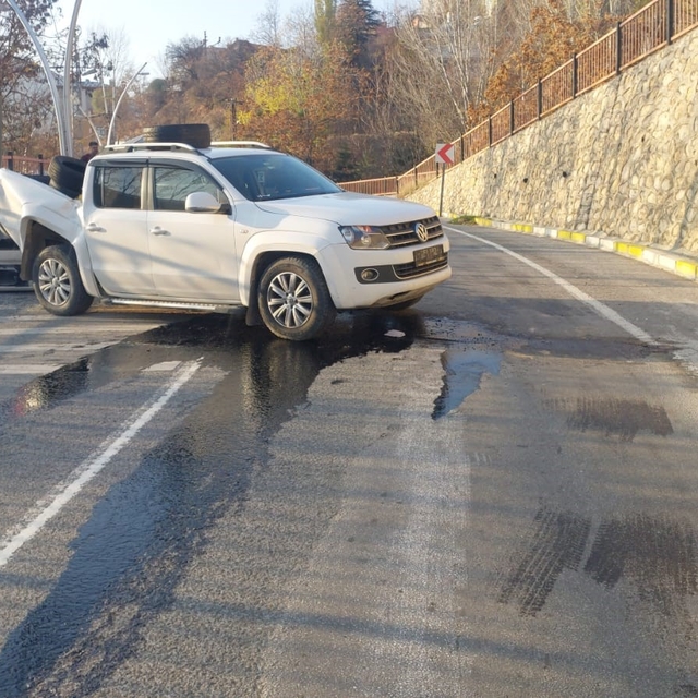 Tunceli'de kamyonet, 7 metre yükseklikten düştü: 4 yaralı
