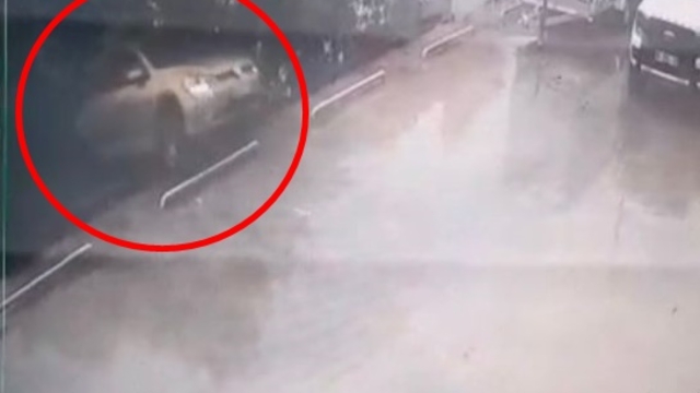 Otomobilini yanlışlıkla geri vitese alınca, 7 metre yükseklikten düştü; kaza anı kamerada