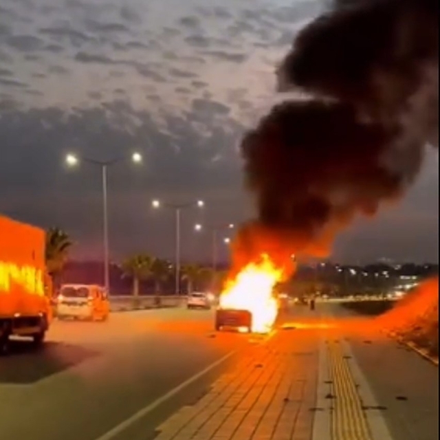 Adana'da seyir halindeki otomobil alev alev yandı