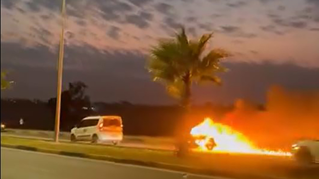 Adana'da seyir halindeki otomobil alev alev yandı; o anlar kamerada