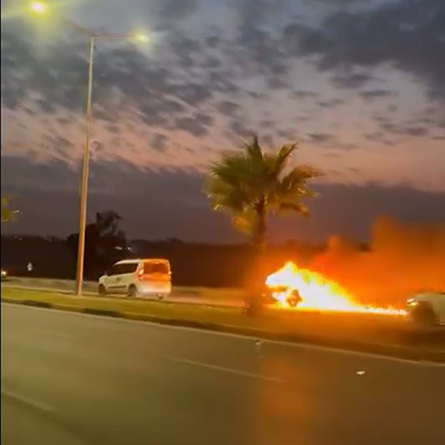 Adana'da seyir halindeki otomobil alev alev yandı; o anlar kamerada