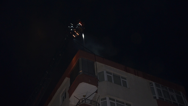 Bafra'da 7 katlı binanın çatısında yangın