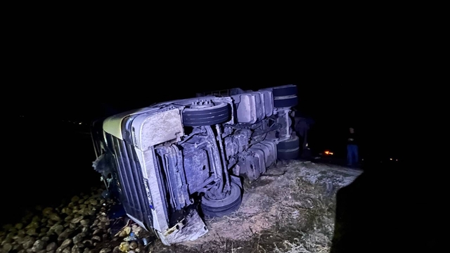 Yozgat'ta devrilen tırın sürücüsü öldü