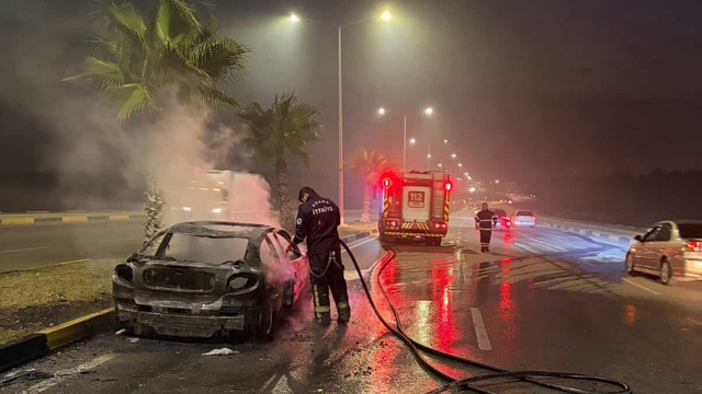 Adana'da seyir halindeki otomobilde çıkan yangın söndürüldü