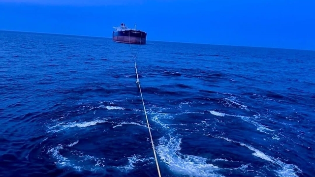 Kastamonu açıklarında isabet alan "Virat" isimli gemi Türkeli'ye çekiliyor