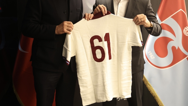 Ertuğrul Doğan, TFF Başkanı Hacıosmanoğlu'na forma hediye etti