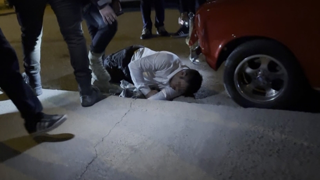 Aksaray'da yol ortasında palalı saldırı: 1 ağır yaralı
Olay yerinde polis ve bekçiler gazetecileri iterek kovdu, vatandaşı olay yerinde bıraktı