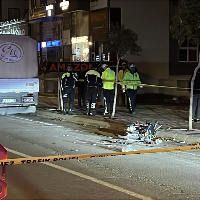 Polisten kaçan motosiklet, park halindeki kamyonete çarptı: 1 ölü 1 yaralı