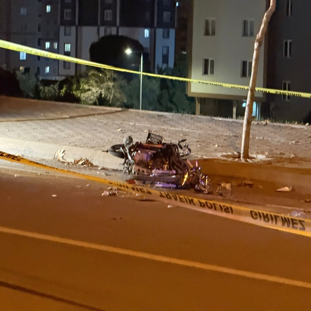 Kahramanmaraş'ta kamyonete çarpan motosikletteki 2 kişi öldü