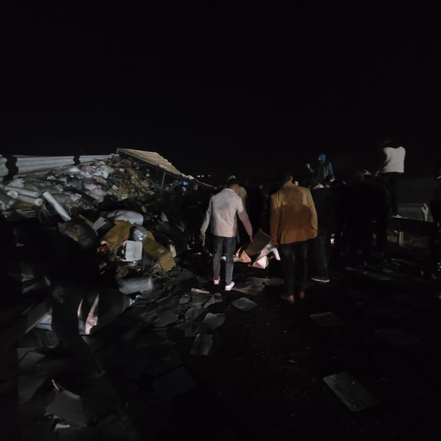 Tekstil malzemesi yüklü tır devrildi: Yol trafiğe kapandı