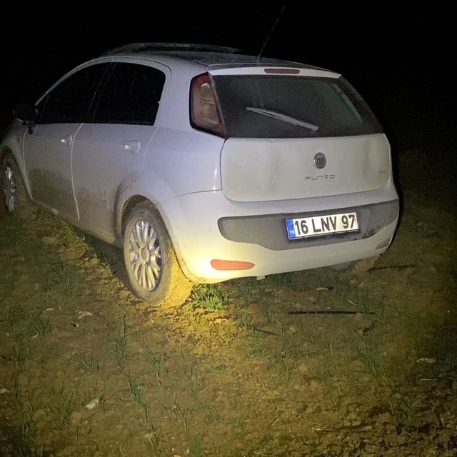 Polisin dur ihtarına uymadı, çamura saplanınca yaya olarak kaçtı