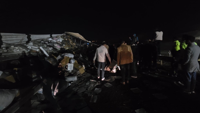 Tekstil malzemesi yüklü tır devrildi: Yol trafiğe kapandı