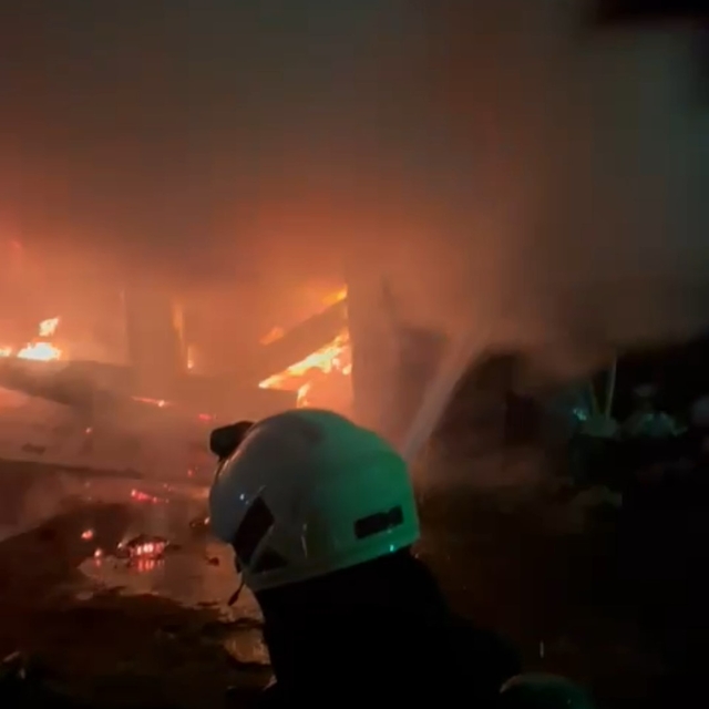 Rize'de 3 katlı binanın kömürlüğünde yangın paniği