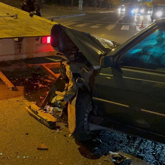 Kavşakta otomobile çarptı, karşı yola geçti: 2 yaralı