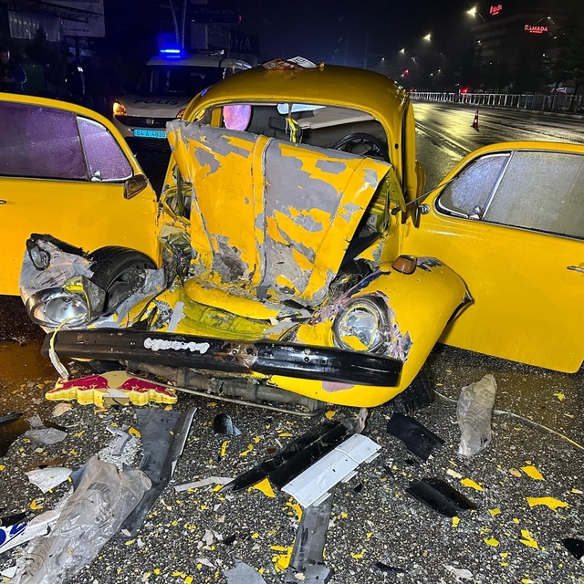 Uşak'ta otomobil ile otobüs çarpıştı: 1'i ağır 3 yaralı