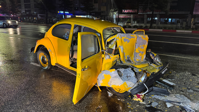 Uşak'ta otobüse arkadan çarpan otomobildeki 3 kişi yaralandı