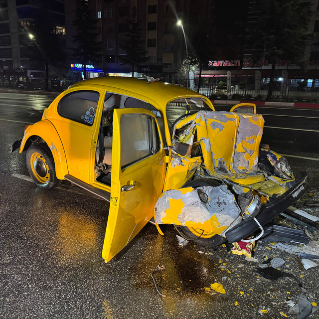 Uşak'ta otobüse arkadan çarpan otomobildeki 3 kişi yaralandı