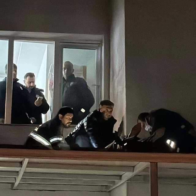 8'inci katın balkonundan yan binanın tentesine düşüp yaralandı