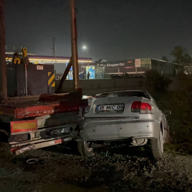 Park halindeki tıra çarpan otomobildeki 2 kişi yaralandı