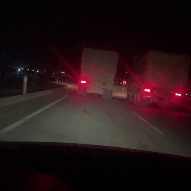 Trafikte 100'ü bulan hızla yarışan kamyonların o anları kamerada
