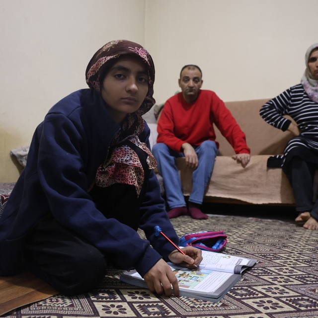 Tek odalı evde hayat mücadelesi veren Meryem'in tek hayali mavi boyalı bir...