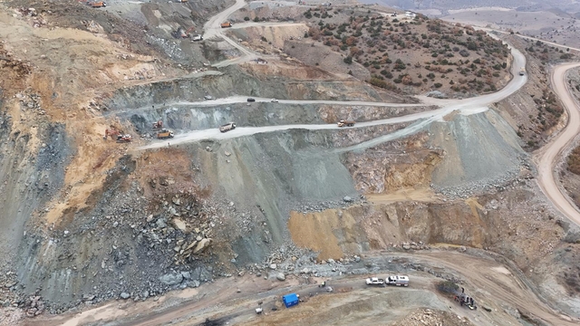 Sivas'ta maden ocağında göçük altında kalan şantiye müdürünü arama çalışmaları sürüyor