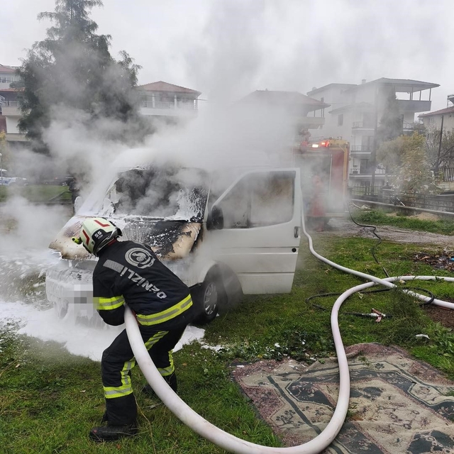 Park halindeki minibüs alevlere teslim oldu