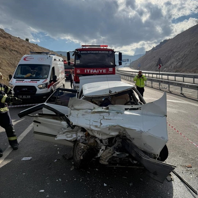 Kamyona arkadan çarpan otomobil hurdaya döndü; 1 ölü 1 yaralı