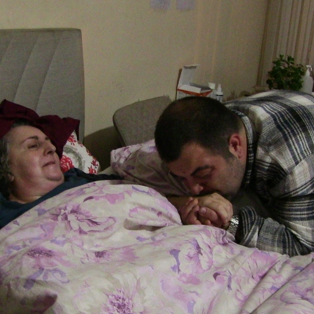 Felç kalan annesine ömrünü adadı