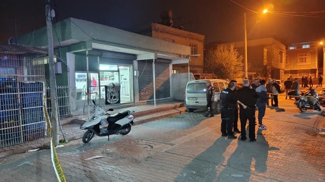 Berberdeki silahlı çatışmada 1 kişi hayatını kaybetti
Adana'da dün gece berberde çıkan çatışmada 3'ü ağır 7 kişi yaralanmıştı: Yaralılardan biri kurtarılamadı