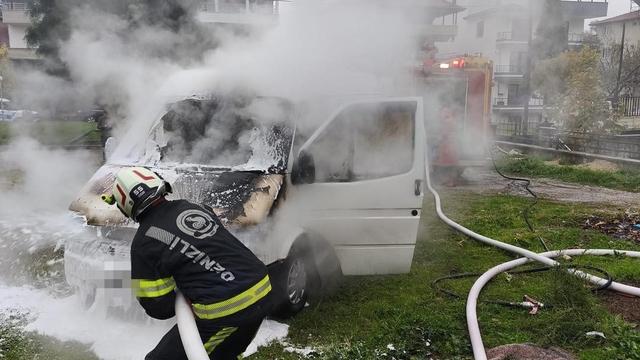 Park halindeki minibüs alevlere teslim oldu
