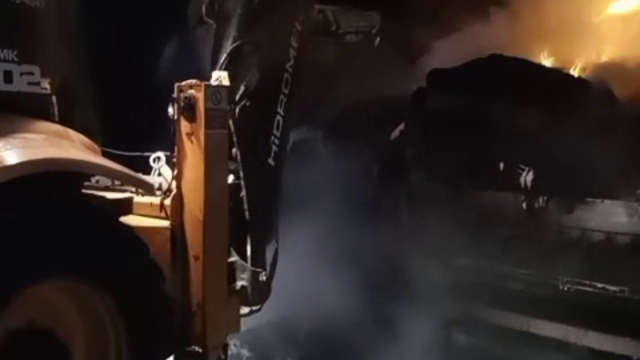 TIR'da yangın çıktı; yol 3 saat ulaşıma kapandı